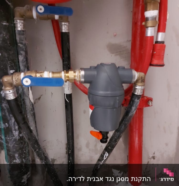 צינורות מים עם ברזים כחולים ואדומים